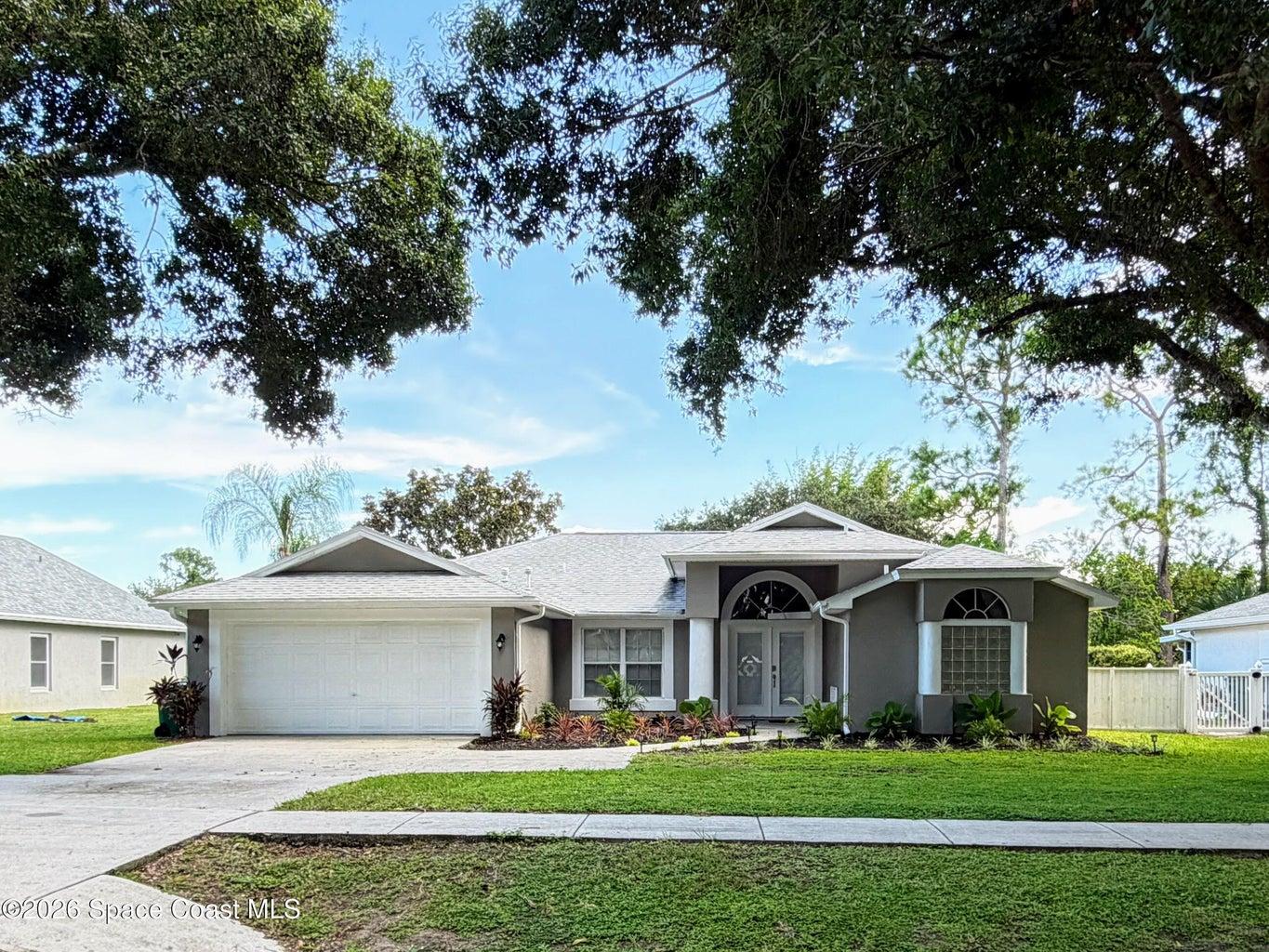 Lakefront, 3 bedrooms, 2 baths, 2 car garage, 2 living areas + pool