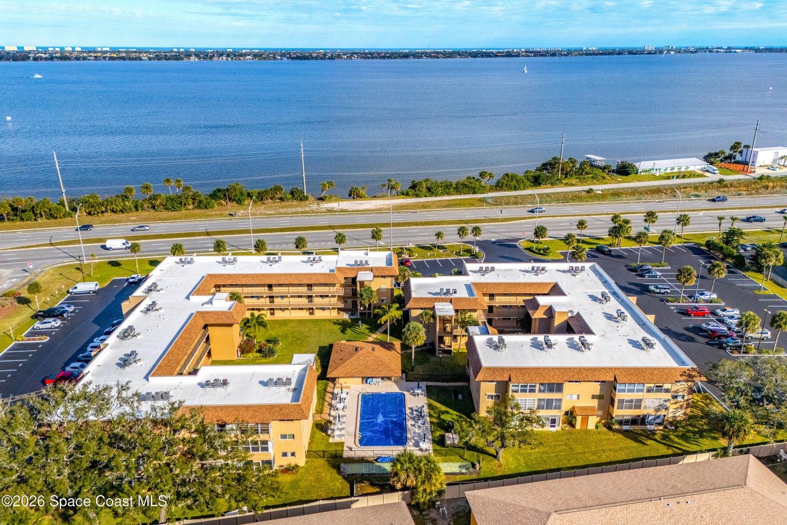 Direct views of Florida's famous Intracoastal Waterway