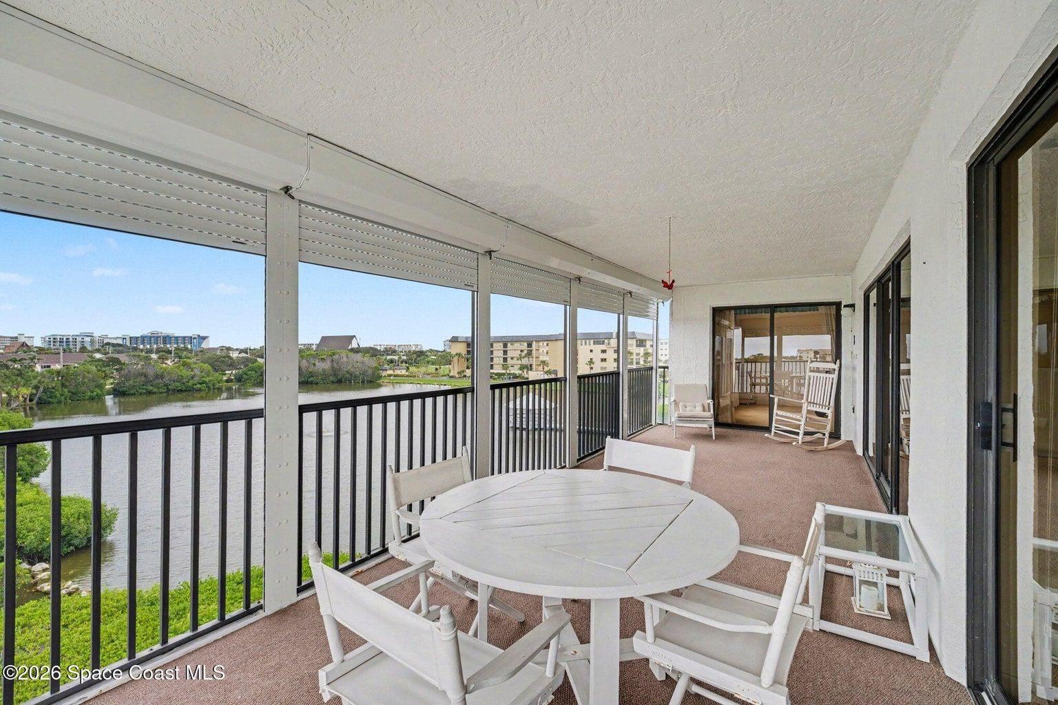 Oversize East-facing Balcony for sunrises & rocket launches!