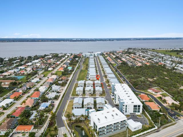 Home is nicely situated between the Ocean and the River.