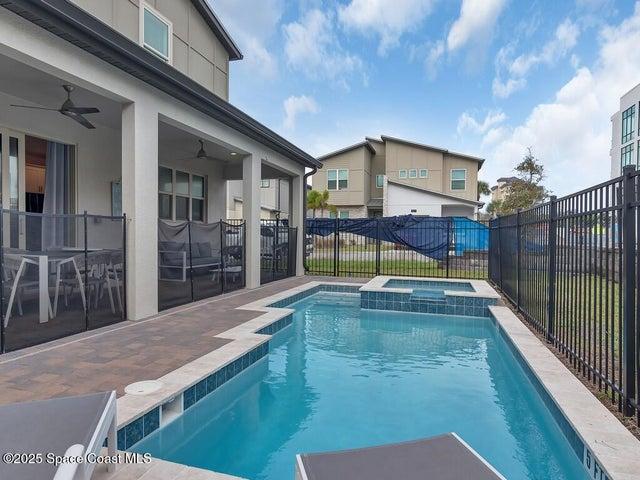 Heated Swimming Pool & Jacuzzi