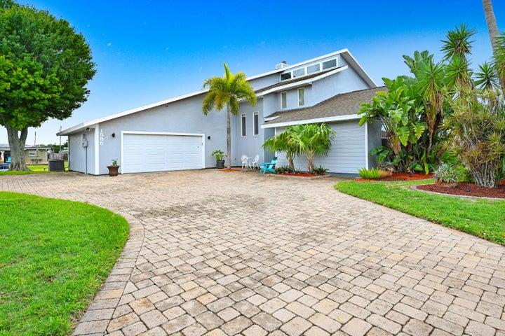 Private location, set back on a quiet cul-de-sac, quiet neighborhood for safe biking and strolls.