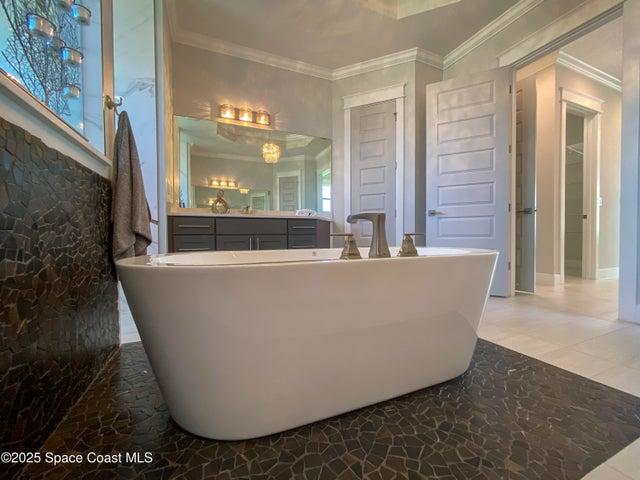 mages shown are of a completed model home and are for illustrative purposes only. This to-be-built home can be customized to f