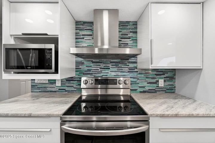 Brand new soft close cabinets.