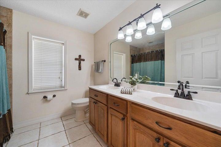 Jack and Jill bath between guest rooms