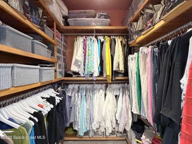 2 closets with 10' ceilings