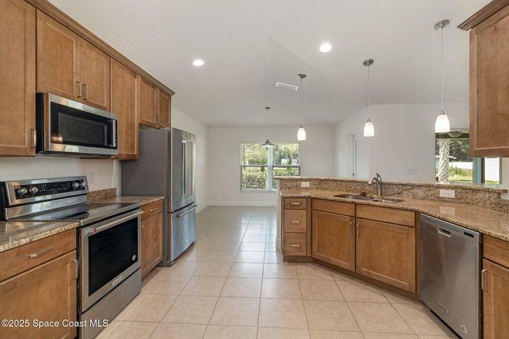 UPGRADED Kitchen with 42" Upper Wood Cabinets, Stainless Steel Appliances & Granite...