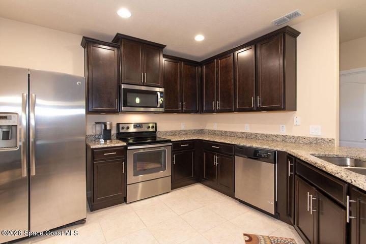 Gourmet kitchen, granite, stainless appliances.