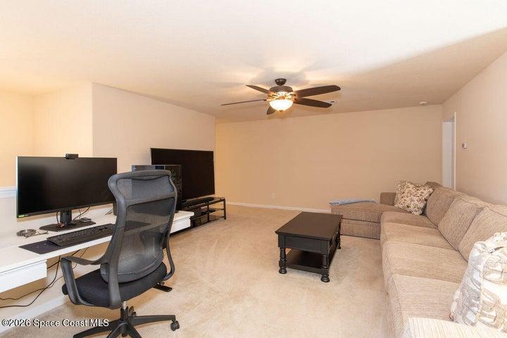 Versatile upstairs loft, neutral tones.