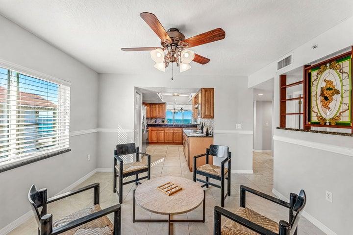 Flex room off kitchen