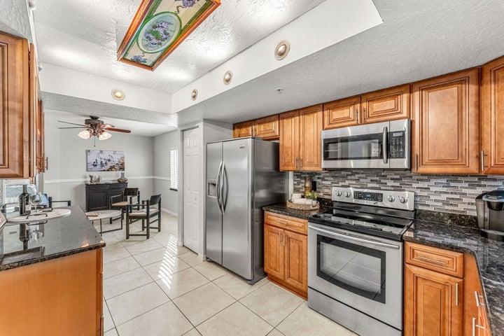 Spacious kitchen w/ Pecan custom cabinetry