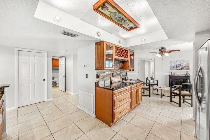 Wine Bar/Butlers Pantry