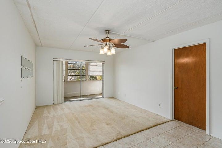 l/r with door to bedroom
