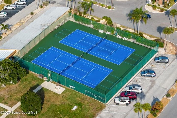 tennis/pickleball courts