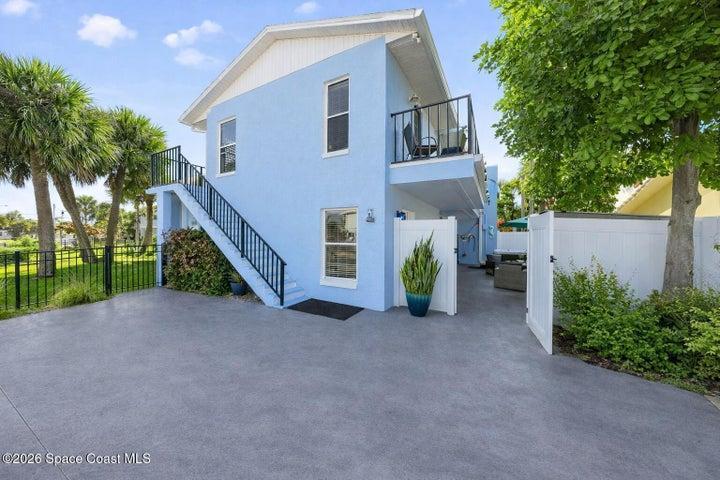 2nd large driveway with separate entrance to 1 bedroom apartment upstairs or studio downstairs.