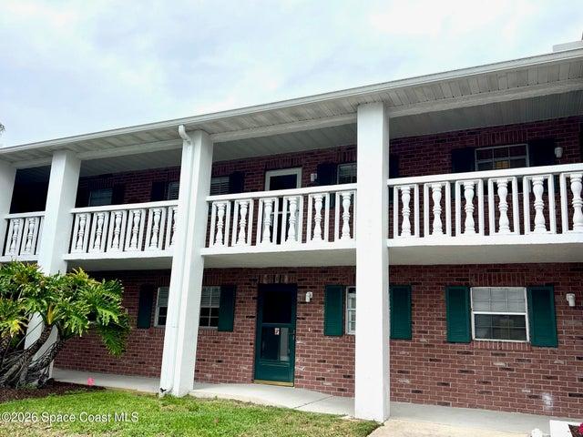 Beautiful Views and Privacy from the 2nd Floor! Welcome Home!