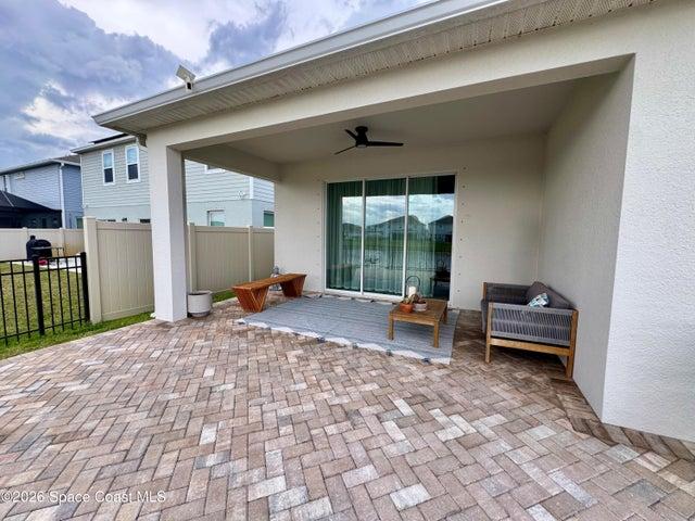 Open Lanai perfect to enjoy the lake view.