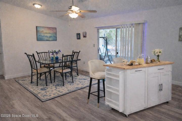 Another virtual staged photo to show how to arrange the room.