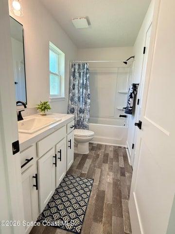 Jack & Jill bathroom that connects rooms 3&4