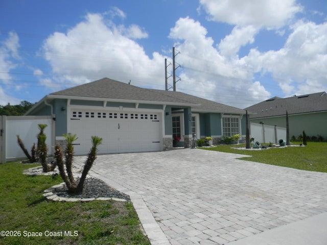 FRONT HOME DRIVEWAY PAVERS