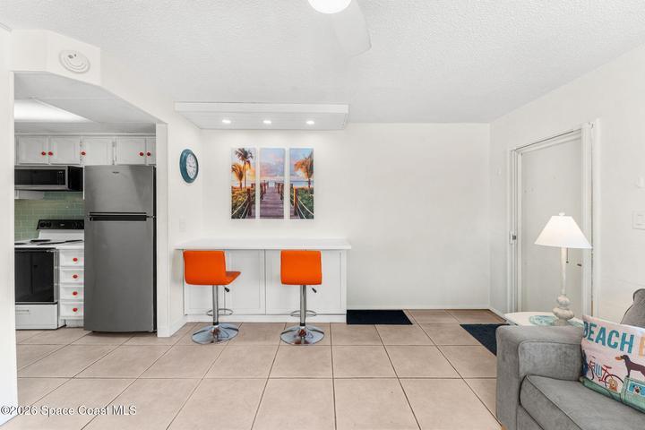 Breakfast Bar / Living