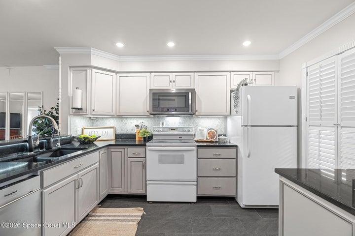 Spacious kitchen with Dishwasher