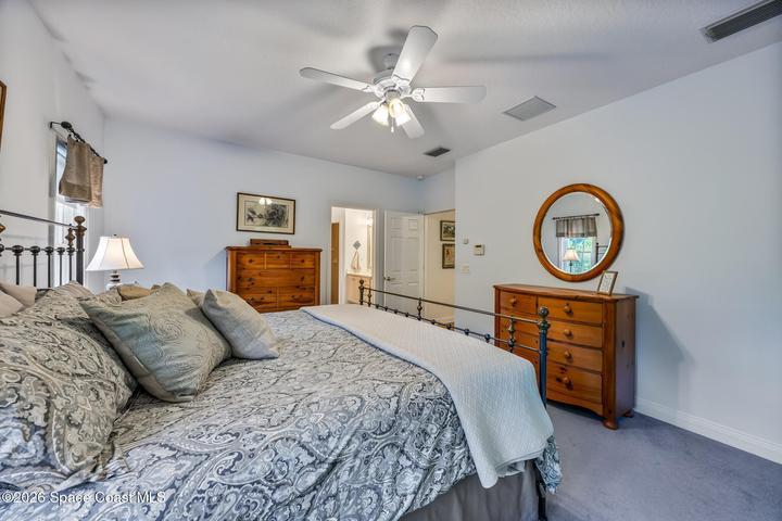 Primary bedroom (1st floor)