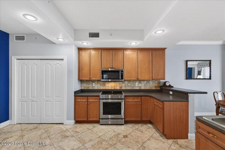 KITCHEN LARGE PANTRY
