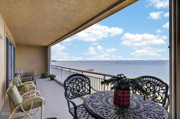 LARGE PRIVATE ( 36 FT LONG) PATIO