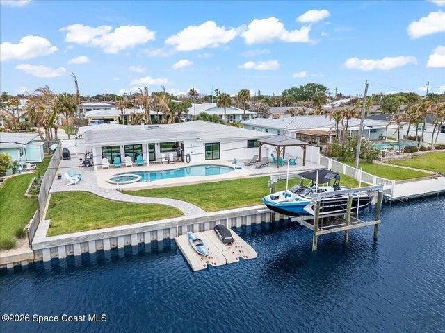 Deco 20 thousand pound lift & two Sea doo/Jet Ski pontoons