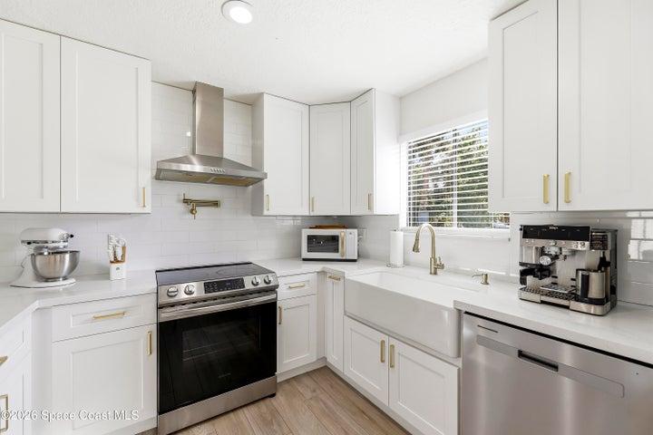 Electtic Range with Exhaust Hood