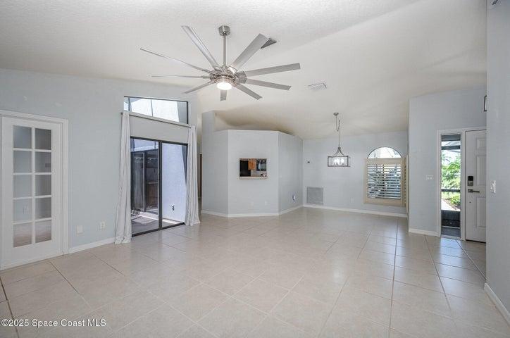 Living room/dining room combo