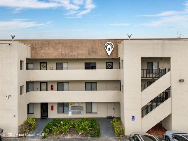 Access to unit by exterior stairs, 3rd floor