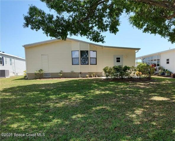 2 / 25 Private yard