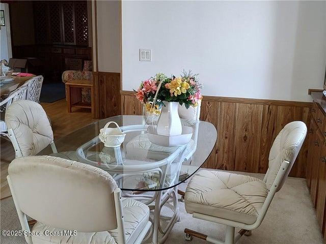 8 /25 Dining area