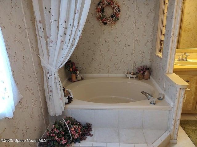 17 / 25 Garden Tub opposite walk-in shower