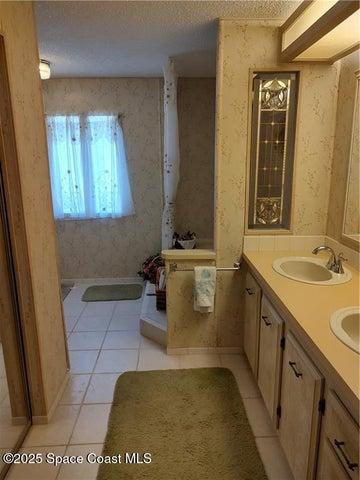 18 / 25 Master bath has walk-in shower AND garden tub