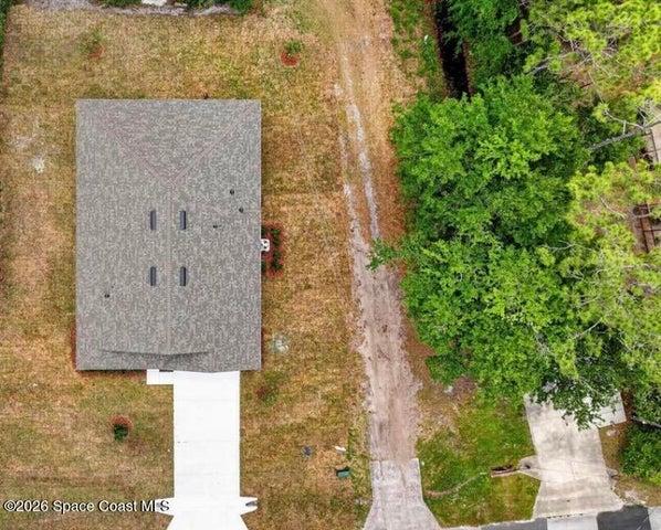 Very Large Easement with wooded lot next door