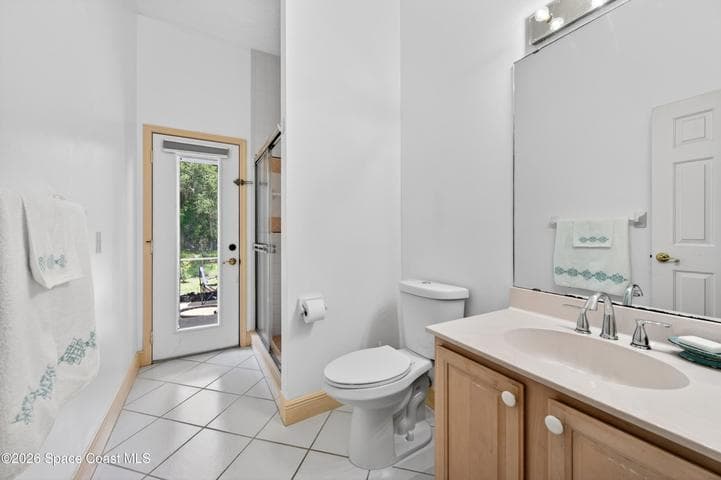 With Pool Bath Door