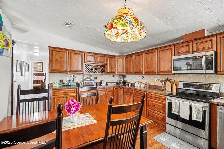 Eat-in Kitchen