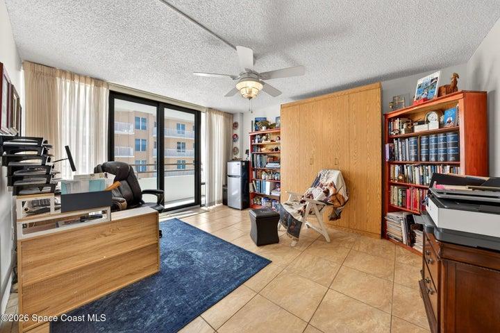 Third bedroom w/ murphy bed