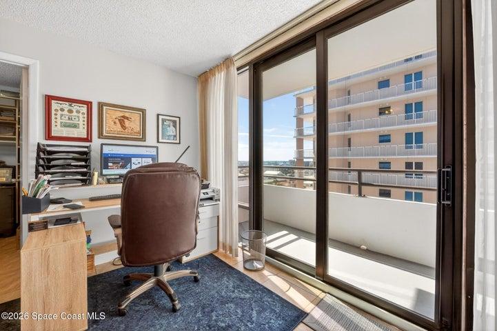 Third bedroom w/ murphy bed