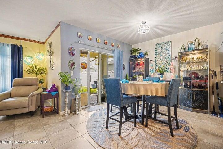 LIght and Bright Dining Room