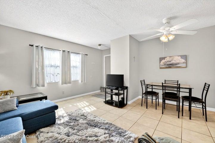 Living room/dining area