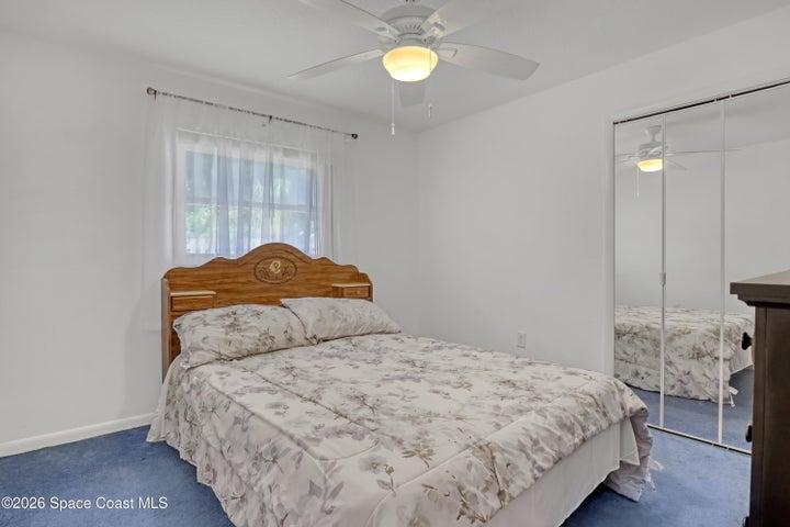 2nd bedroom with mirrored closet doors.