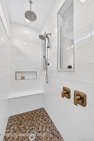 Master shower w/rain head