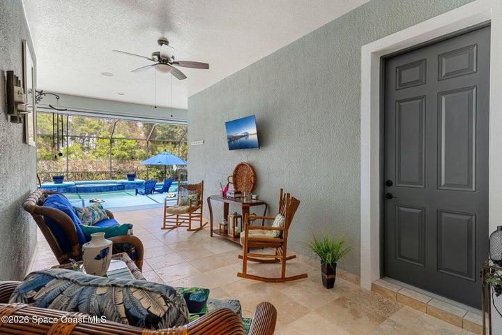 entry foyer/breezeway