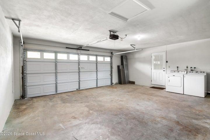 Spacious Garage With Laundry