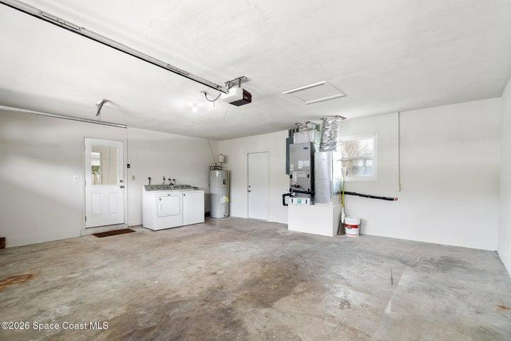 Spacious Garage With Laundry