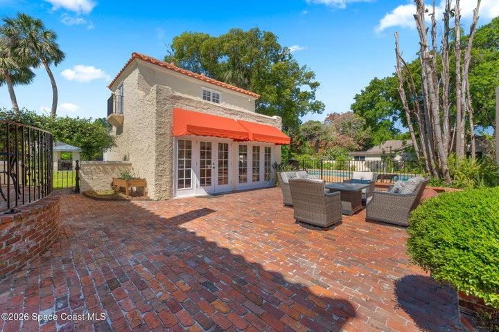 Charming Guest House Off Patio